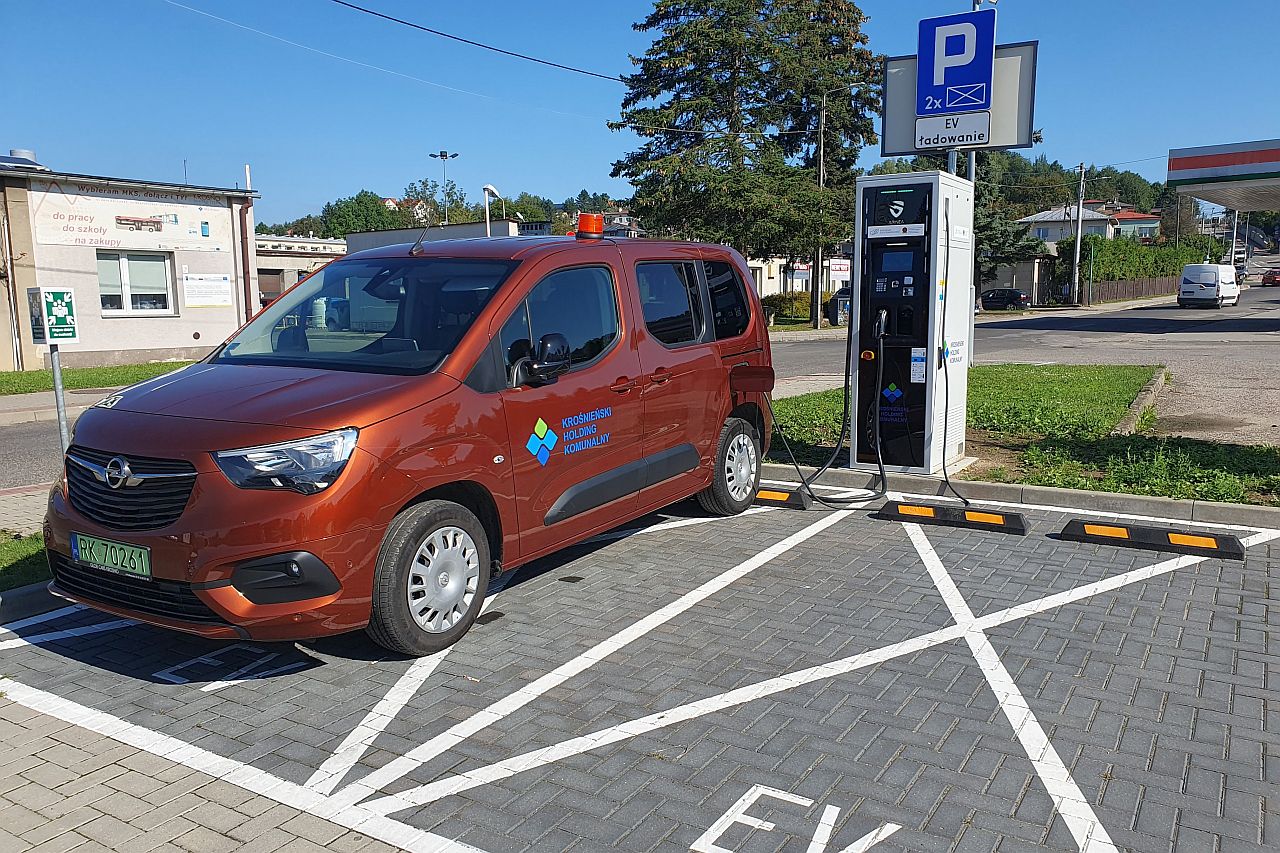 Krośnieński Holding Komunalny uruchomił stację ładowania aut elektrycznych